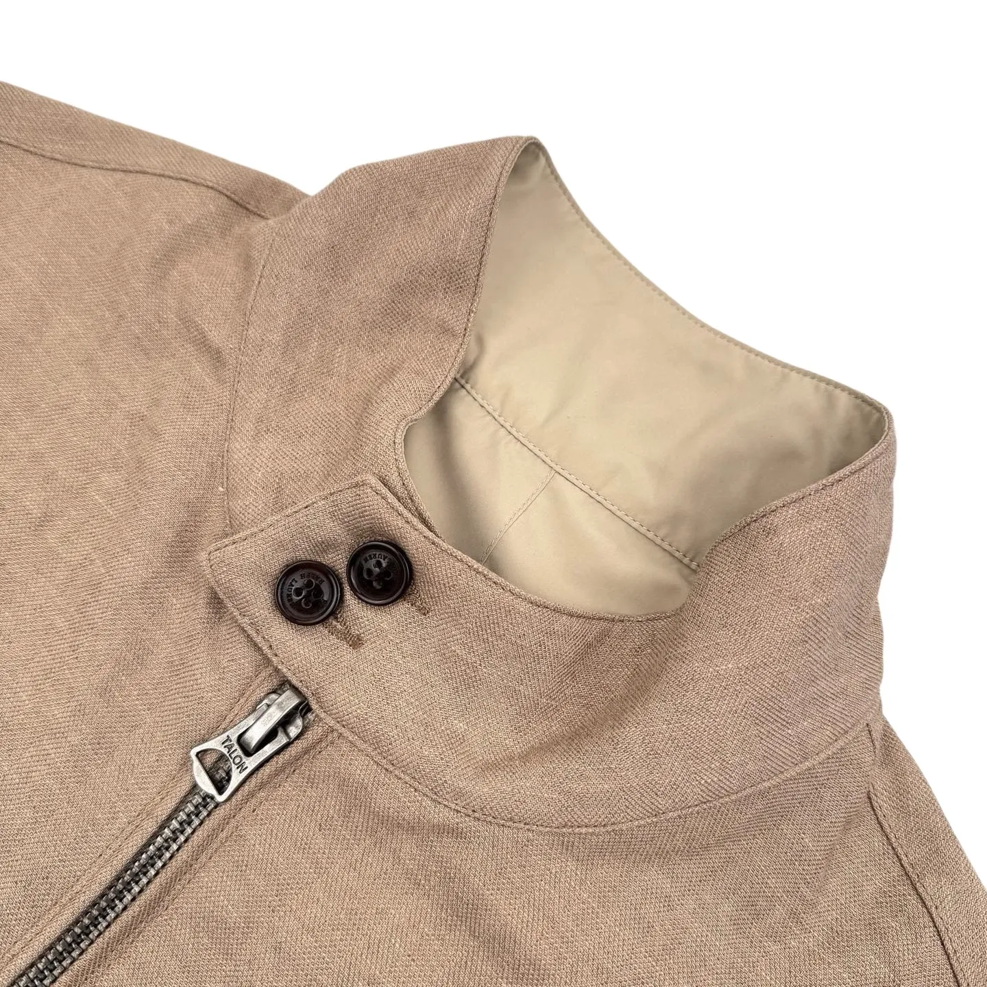 P590 Ralph Lauren pony embroidered reversible jacket (khaki). Original purchase and development for RMB 3,990. The fabric is made of custom-made matte moire taffeta and twill jacquard brocade. It is light and tough, has a smooth drape, is comfortable and skin-friendly, and has a khaki brown tone. Calm and noble, twins in one suit. Unlimited style. One side is decorated with twill jacquard brocade and has its own retro filter, like an old-school gentleman's pocket watch gear. The other side is made of matte moiré taffeta, which brings a sense of relaxed breathing. It has a casual gene and is embellished with exquisite pony logo. It is highly recognizable. The classic stand-up collar is closed with three hidden button tabs. Simplicity controls complexity. The design philosophy hidden in the details. Double-sided style. Hidden old money and slack in one garment. Imported machine embroidery technology is used. Advanced computer control system and sophisticated mechanical components are used to realize the iconic pony embroidery operation with high precision. The lines are smooth and delicate. The template machine opens the bag. The preset template guides the position, shape and size of the bag. The accuracy ensures the quality of the bag opening effect. Ergonomic three-dimensional cutting returns to traditional craftsmanship through segmentation, folding, shrinking and stretching. The so-called slow work and fine work are the respect for the material. The pursuit of feel. The workmanship is complex and tedious. Slow aging. High loss. The fabrics have been washed. Better hand feel and texture. Not easy to deform and not easy to shrink. Not easy to fade and maintain long-lasting beauty. Size:S-M-L-XL